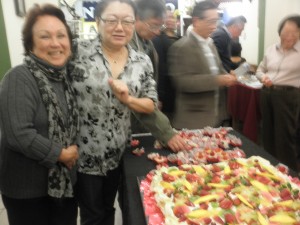 Bolo feito pelas mãos da Sra. Tamiko Okawa e a amiga Clara